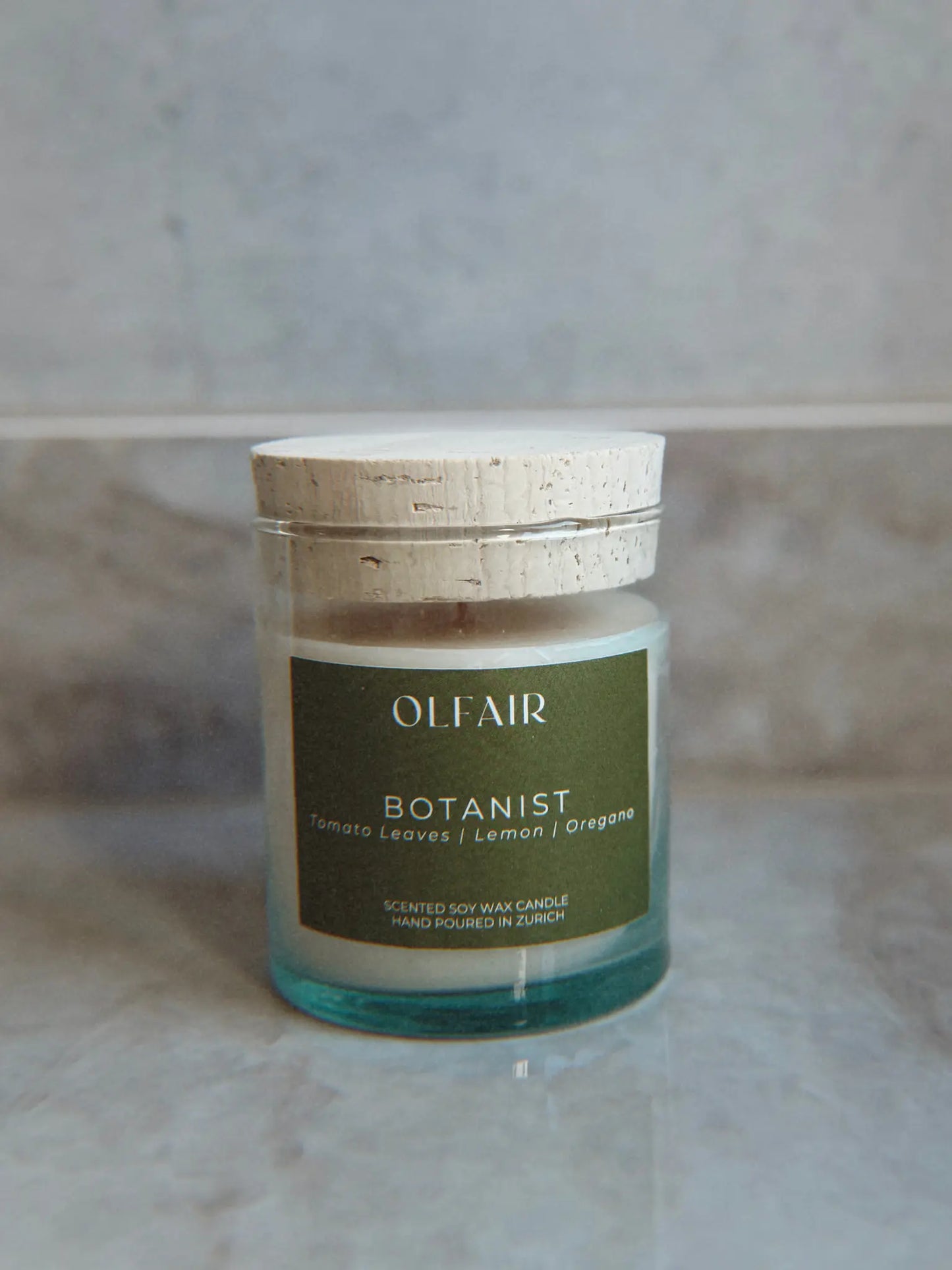 Duftkerze Botanist in einem durchsichtigen Glas mit einem Korkdeckel.