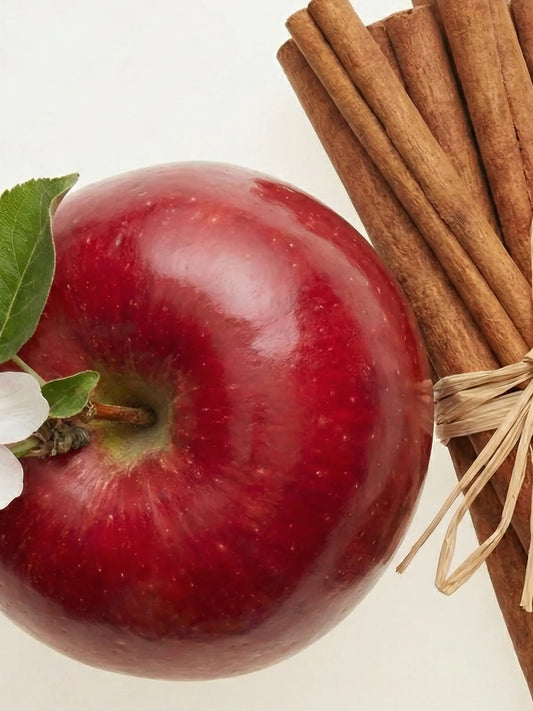 Nahaufnahme eines Apfels und Zimt.