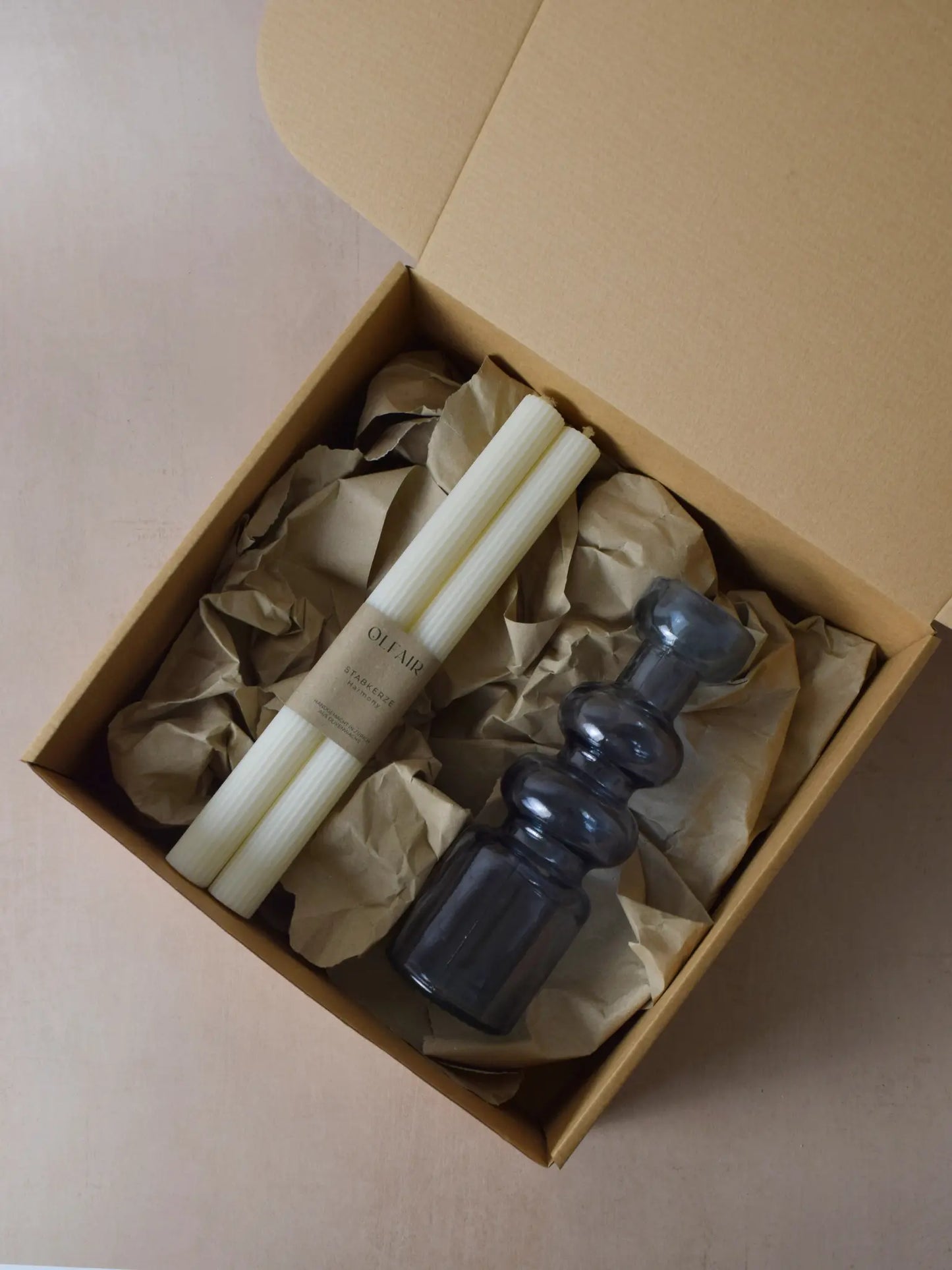 Geschenkset bestehend aus einem 2er-Set Stabkerzen mit leichten Rillen und einem Kerzenhalter in blau aus Recycling-Glas
