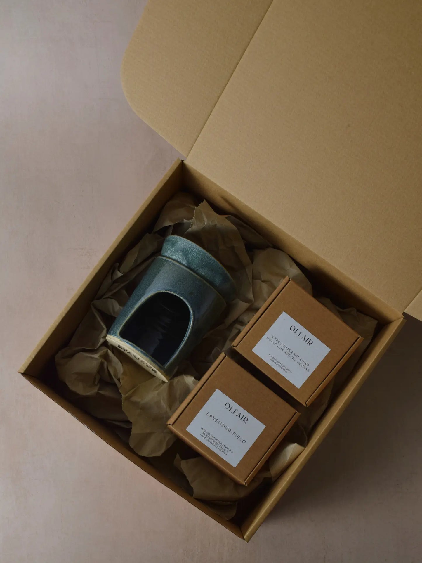 Geschenkset bestehend aus einer Duftlampe in grün, 6 Teelichter inkl. einer Hülle und Duftwachs Lavender Field.