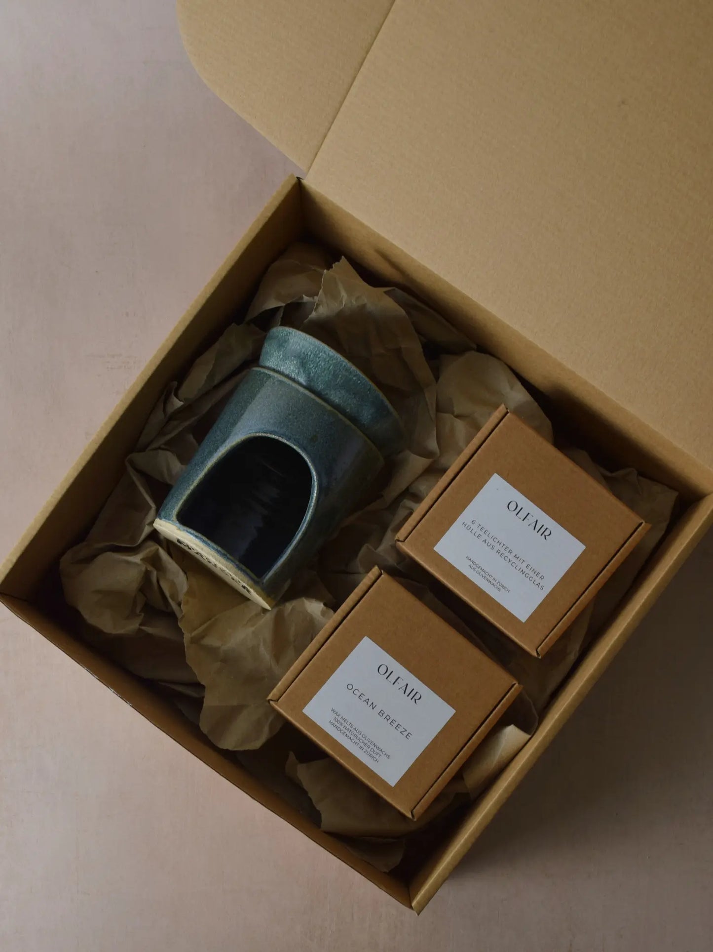 Geschenkset bestehend aus einer Duftlampe in grün, 6 Teelichter inkl. einer Hülle und Duftwachs Ocean Breeze.