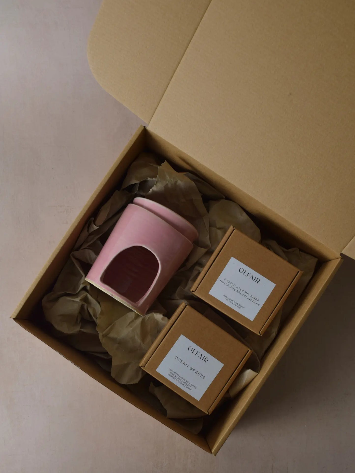 Geschenkset bestehend aus einer Duftlampe in altrosa, 6 Teelichter inkl. einer Hülle und Duftwachs Ocean Breeze.