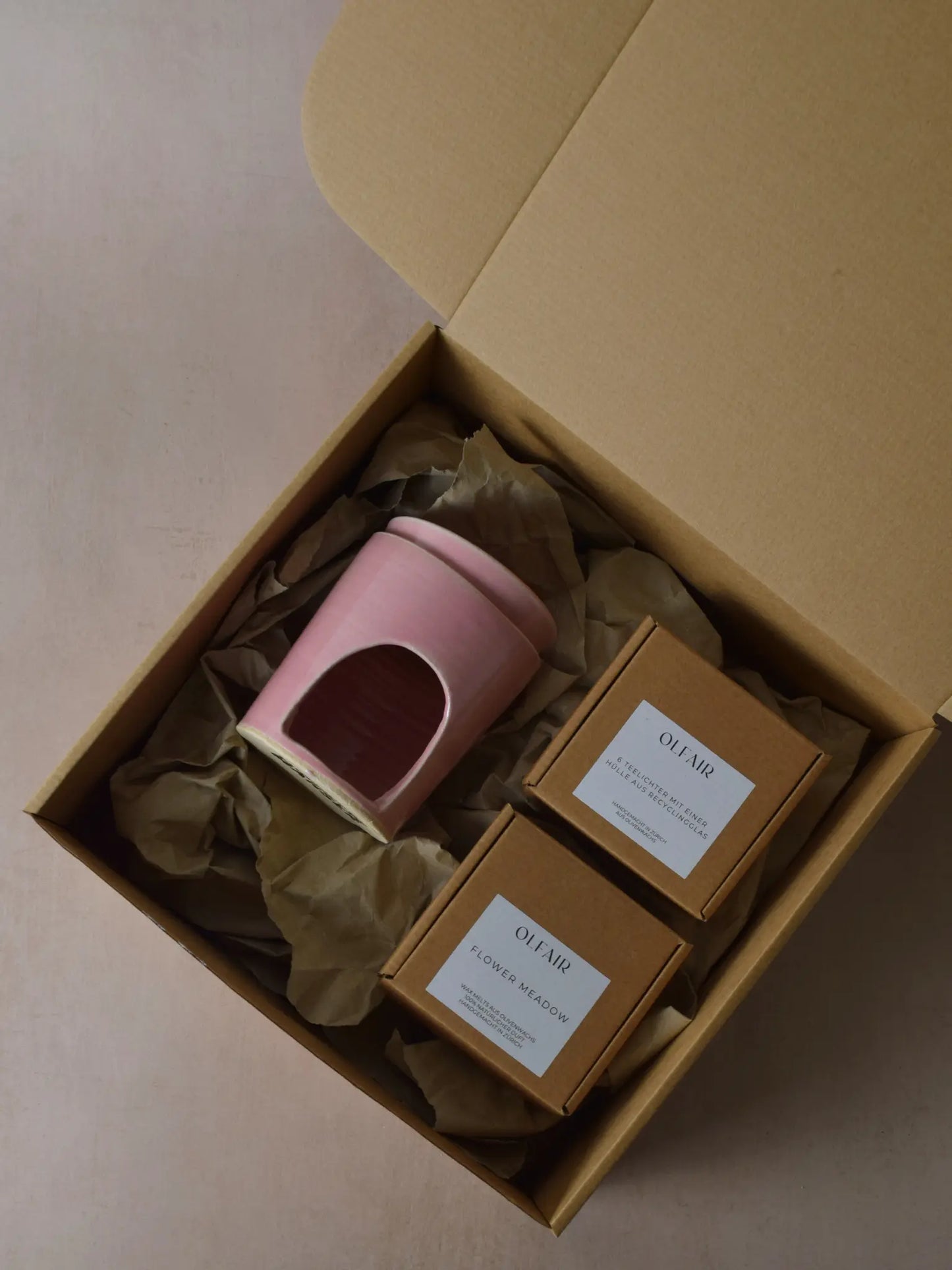 Geschenkset bestehend aus einer Duftlampe in altrosa, 6 Teelichter inkl. einer Hülle und Duftwachs Flower Meadow.