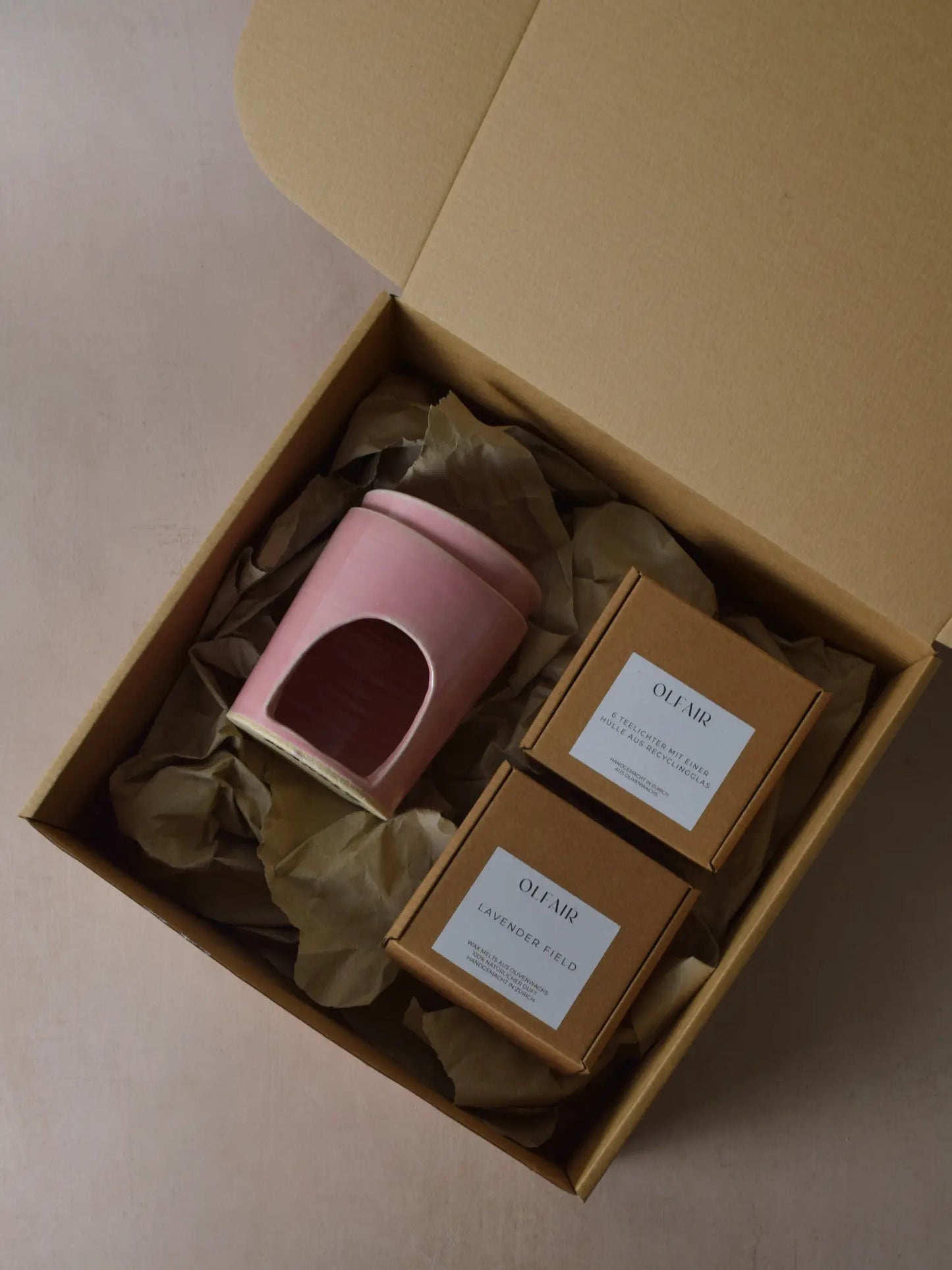Geschenkset bestehend aus einer Duftlampe in altrosa, 6 Teelichter inkl. einer Hülle und Duftwachs Lavender Field.