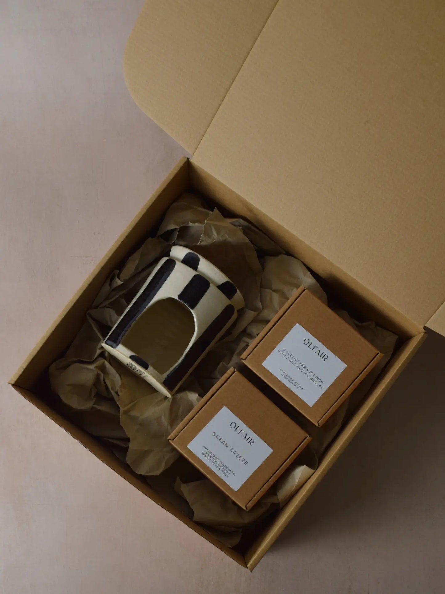 Geschenkset bestehend aus einer Duftlampe in schwarz/weiss gestreift, 6 Teelichter inkl. einer Hülle und Duftwachs Ocean Breeze.