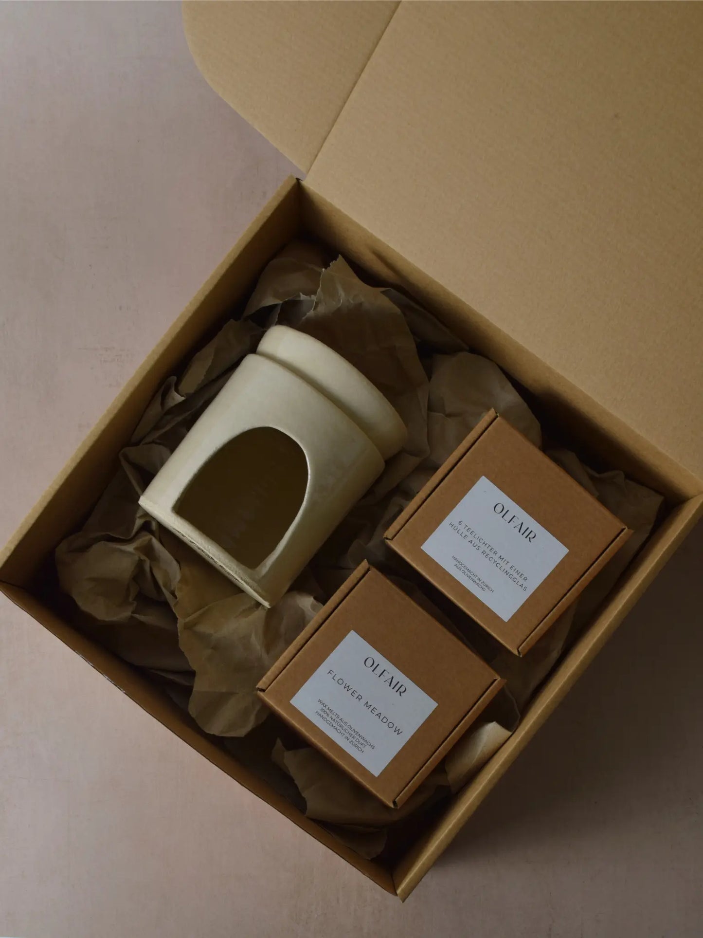 Geschenkset bestehend aus einer Duftlampe in weiss, 6 Teelichter inkl. einer Hülle und Duftwachs Flower Meadow.