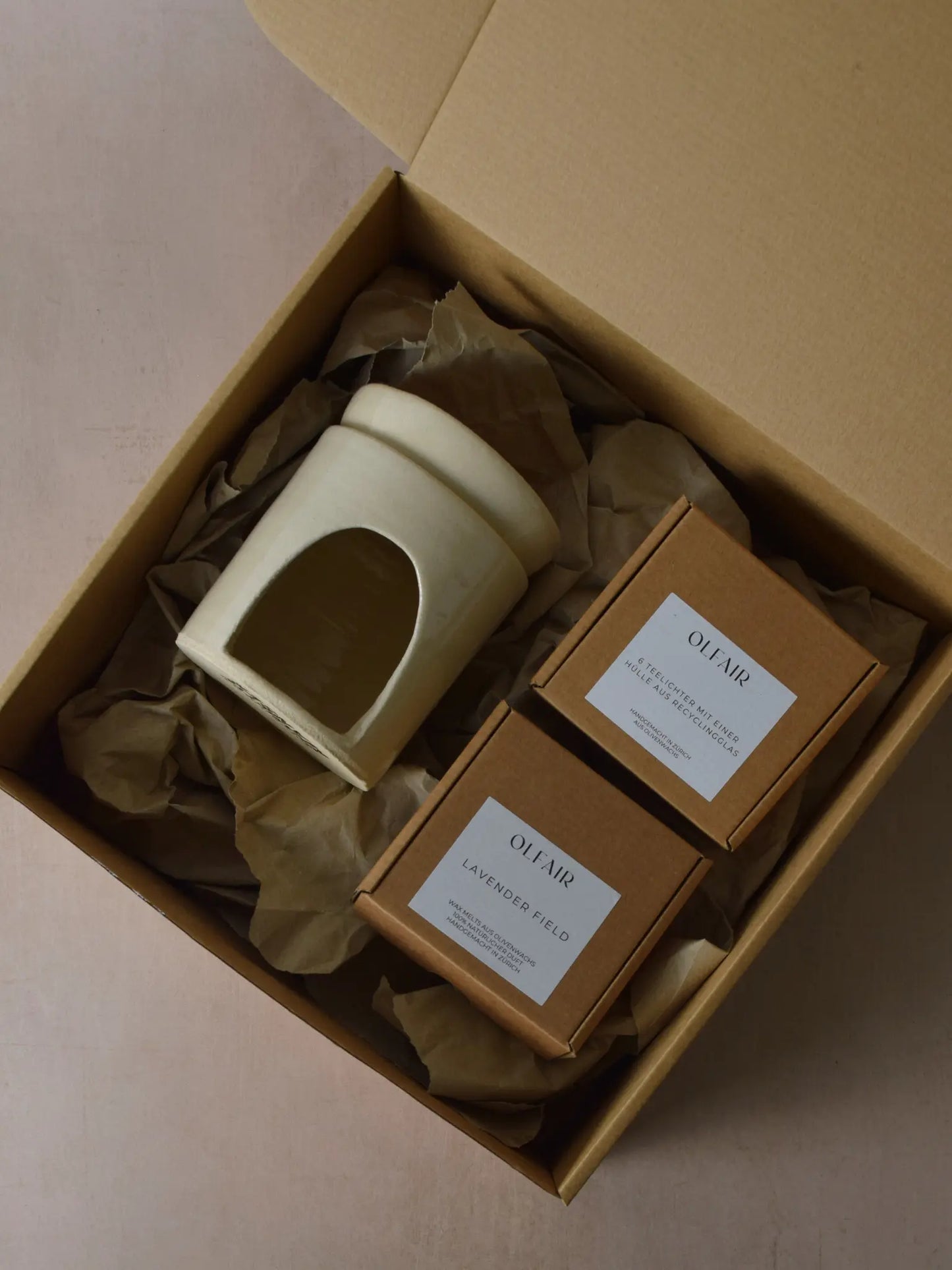 Geschenkset bestehend aus einer Duftlampe in weiss, 6 Teelichter inkl. einer Hülle und Duftwachs Lavender Field.