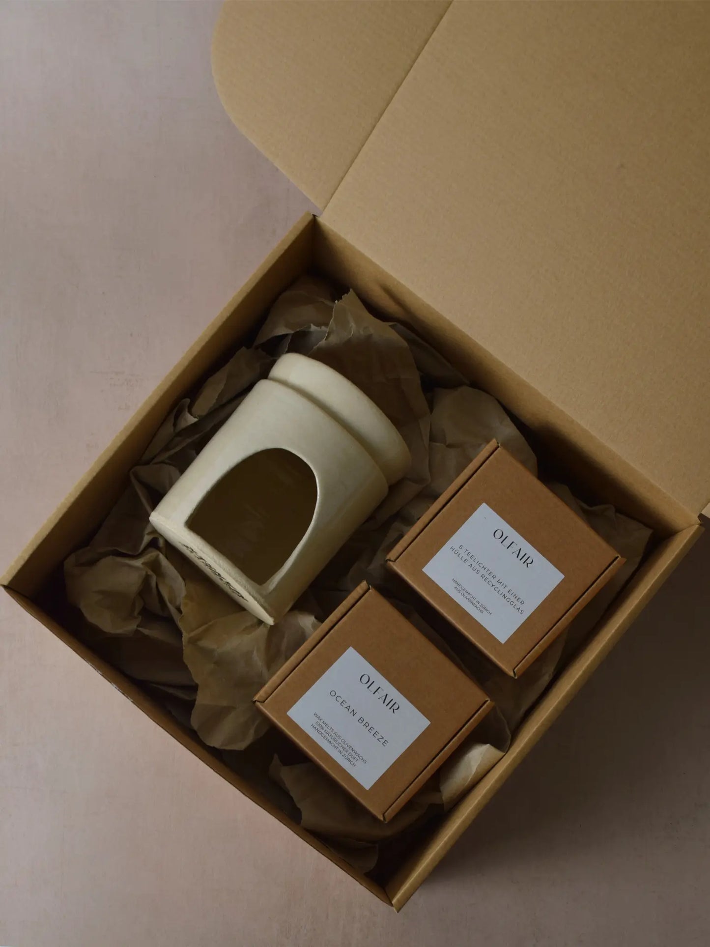 Geschenkset bestehend aus einer Duftlampe in weiss, 6 Teelichter inkl. einer Hülle und Duftwachs Ocean Breeze.