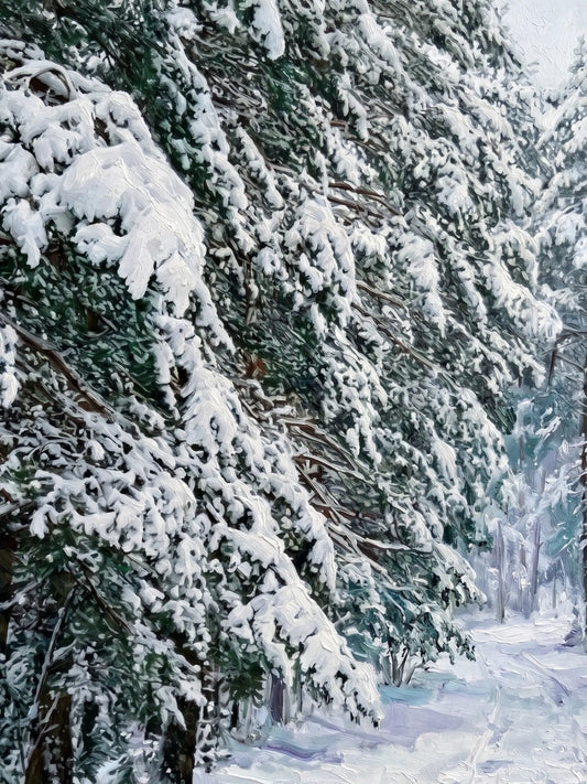 Ein Ölgemälde eines Kieferwaldes im Winter mit Schnee.