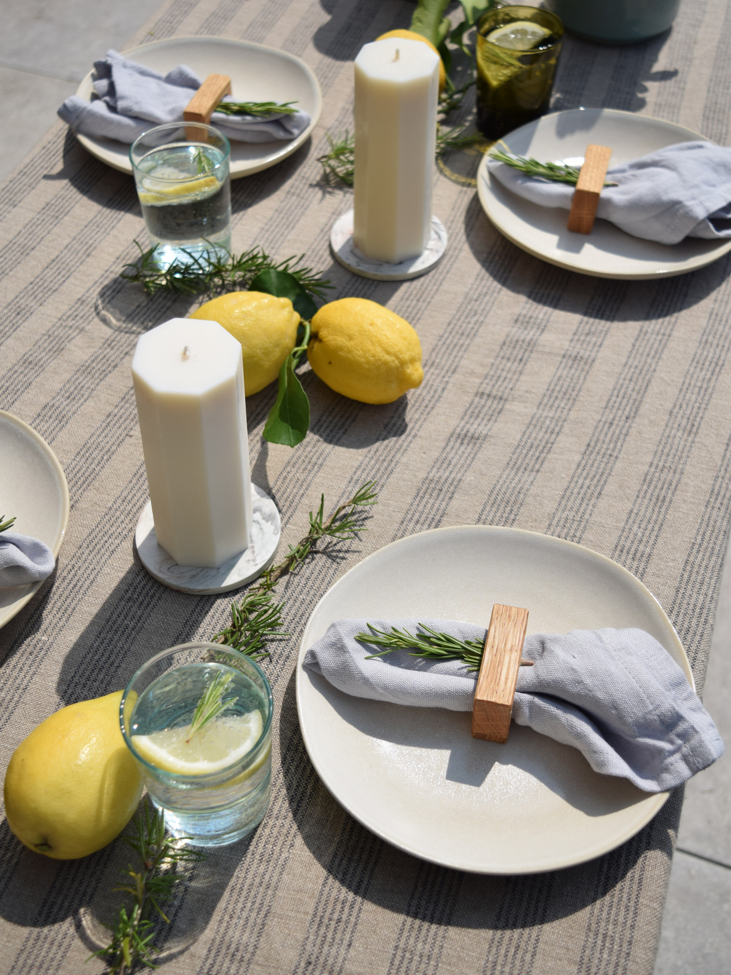 Achteckige Kerzen auf einem sommerlich gedeckten Tisch