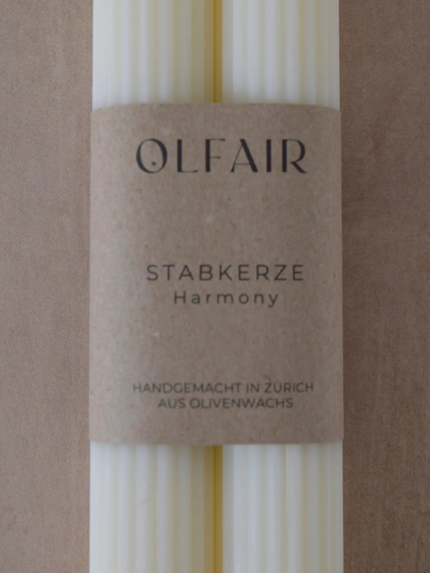 Label eines Stabkerzen-Sets vor einem beigen Hintergrund