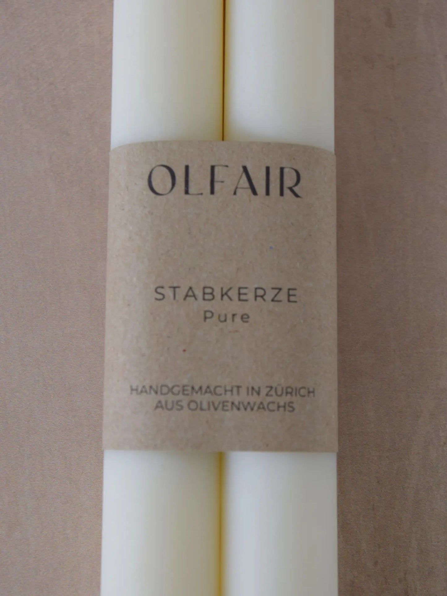 Label eines Stabkerzen-Sets vor einem beigen Hintergrund