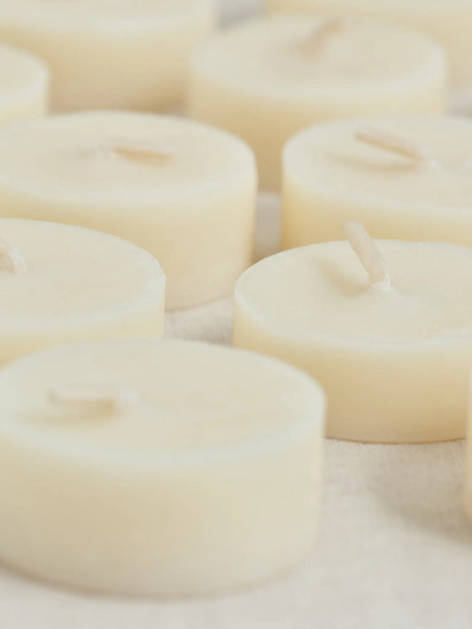 Nahaufnahme von handgemachten Teelichtern aus Olivenwachs