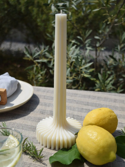Stabkerze mit Basis auf einem sommerlich gedeckten Tisch