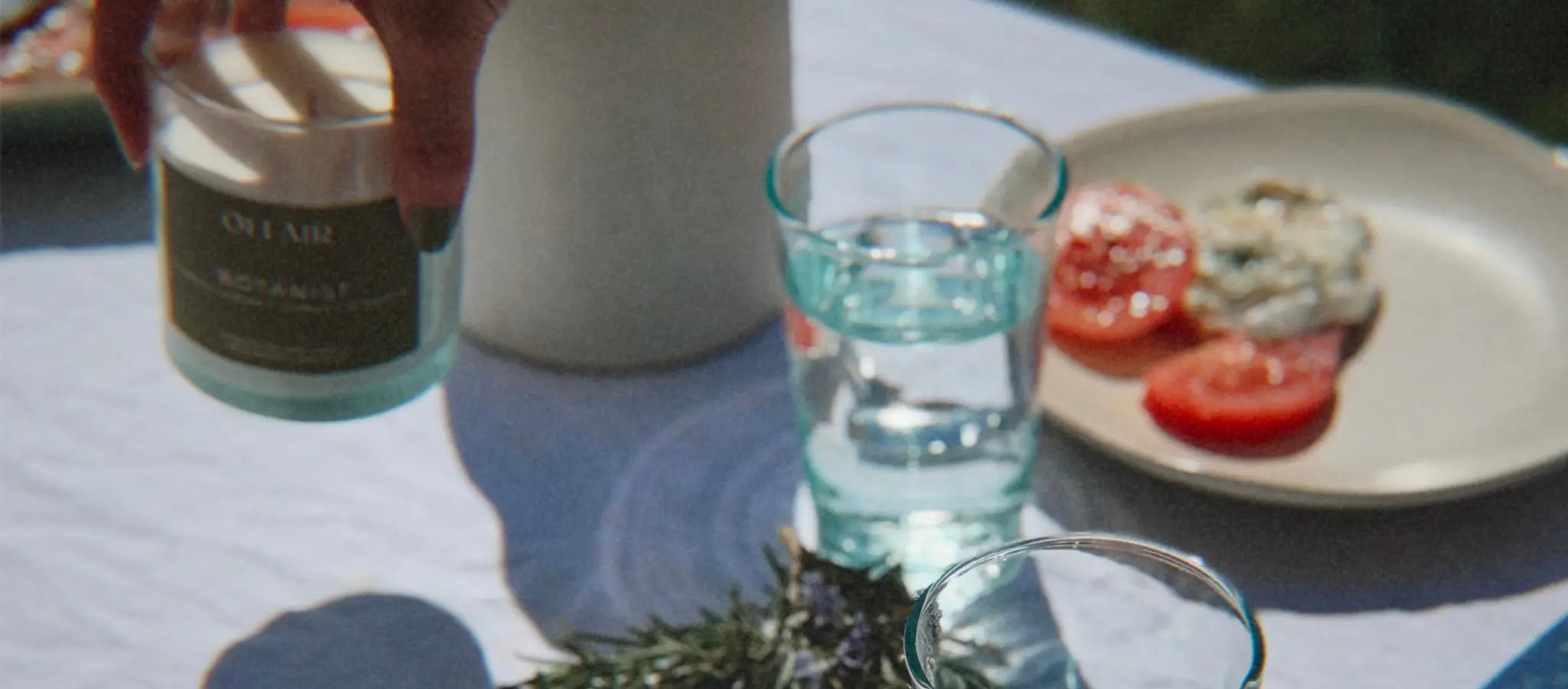 Duftkerze Botanist auf einem sommerlich gedeckten Tisch.