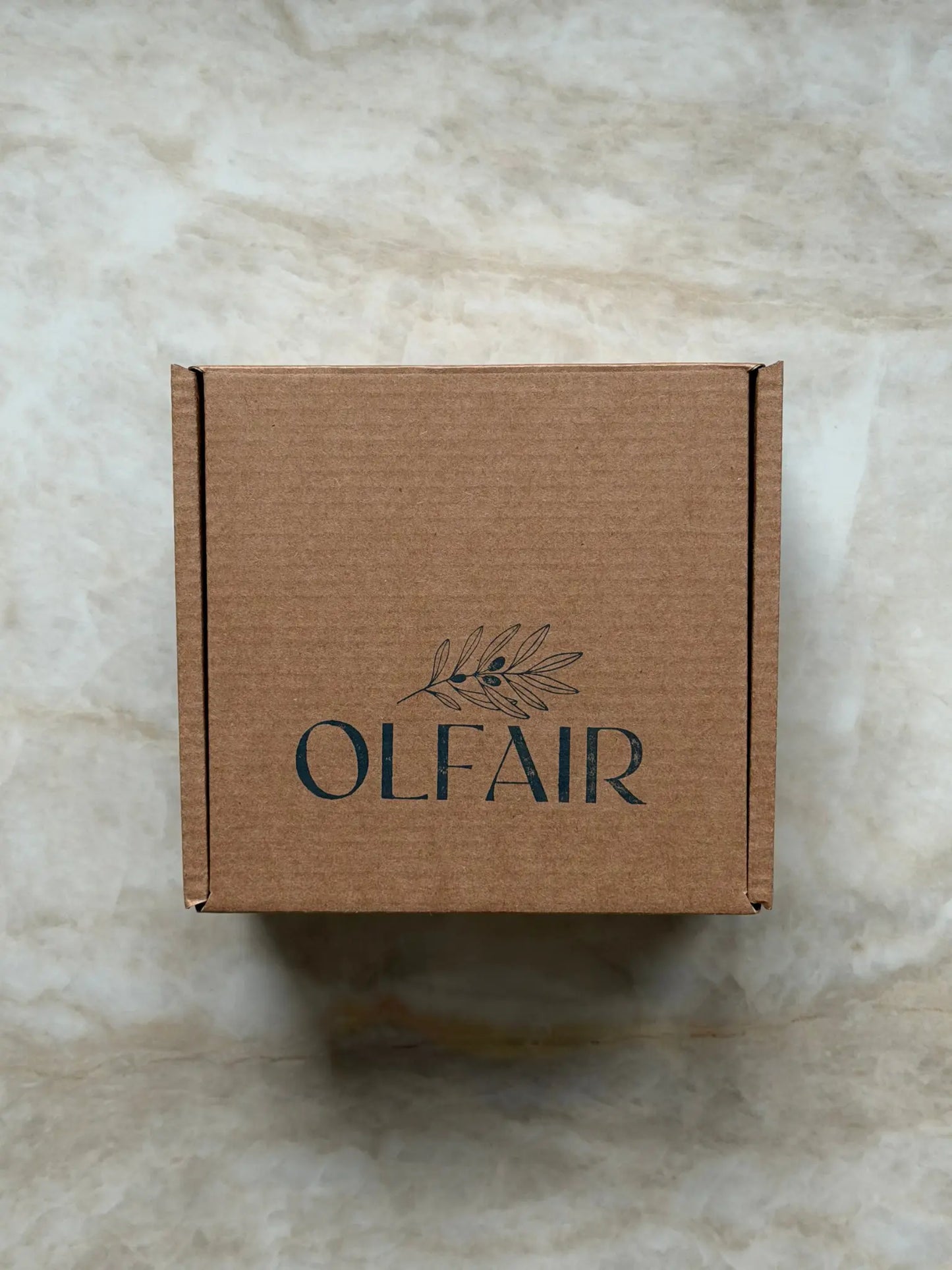 Mittelgrosse Kartonschachtel aus Recyclingmaterial mit Olfair Stempel