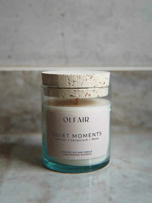 Duftkerze Quiet Moments vor einem Marmor Hintergrund.