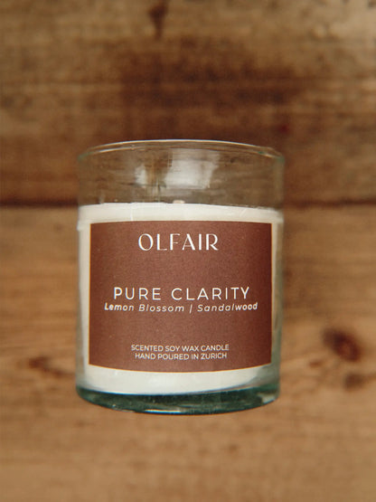 Duftkerze Pure Clarity auf einem Holzbrett