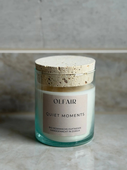 Duftkerze Quiet Moments vor einem Marmor Hintergrund.