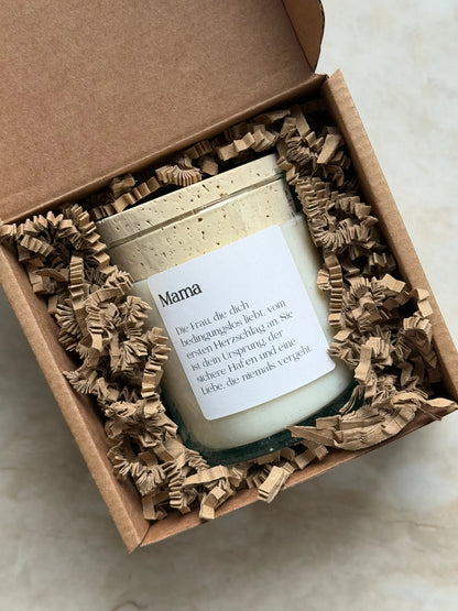 Duftkerze mit einem weissen, personalisierbaren Etikett und einem Kork Deckel in einer Geschenkschachtel.