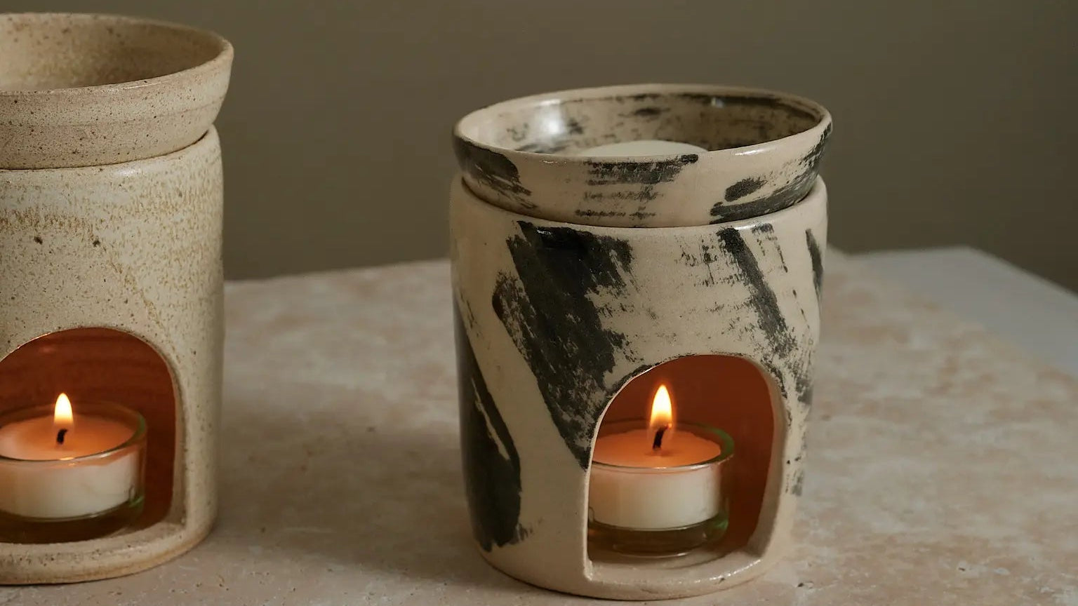 Zwei brennende Duftlampen auf einem Stein