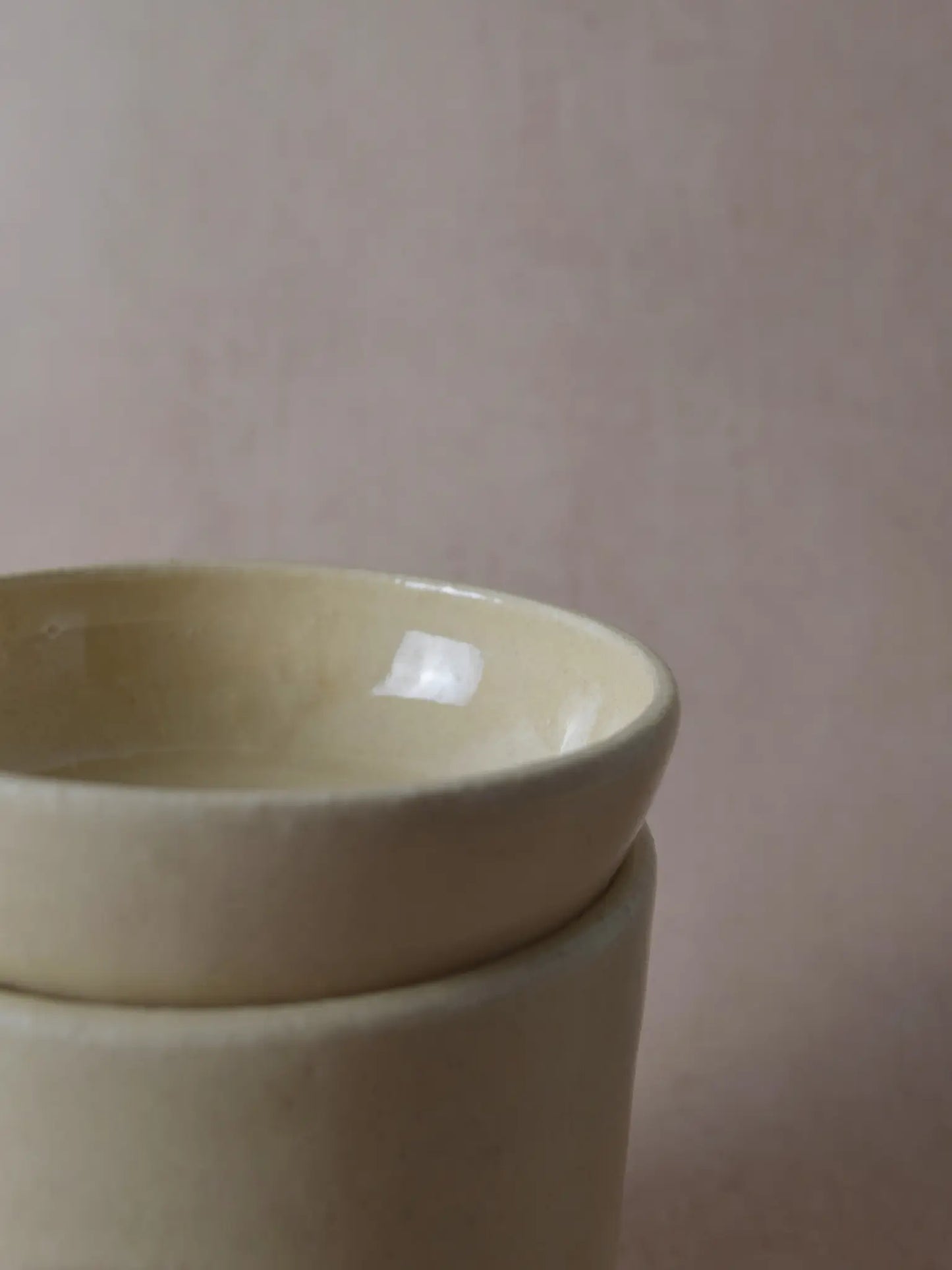 Teilaufnahme einer Duftlampe in creme weiss auf einem beigen Hintergrund.
