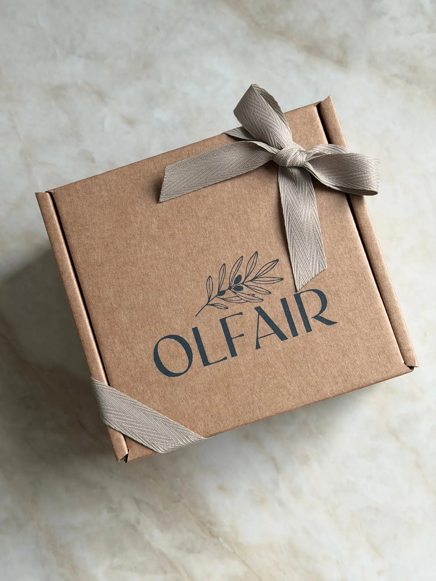 Geschenkbox von oben auf einem Marmor Hintergrund.