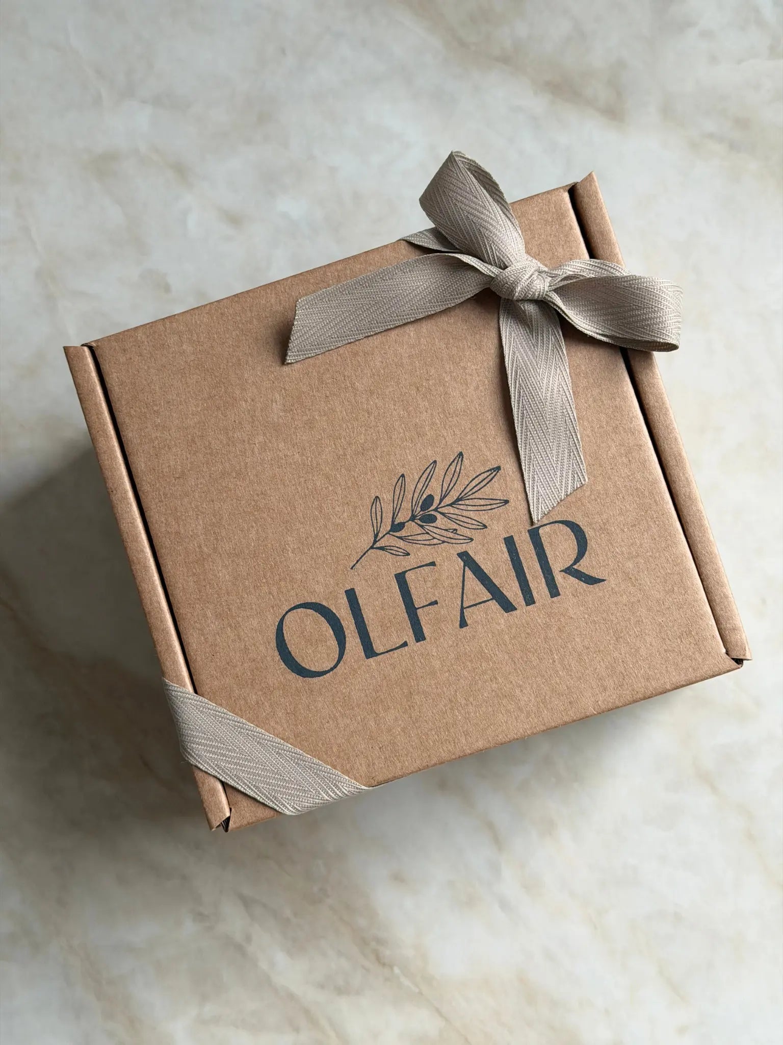 Geschenkbox von oben auf einem Marmor Hintergrund.