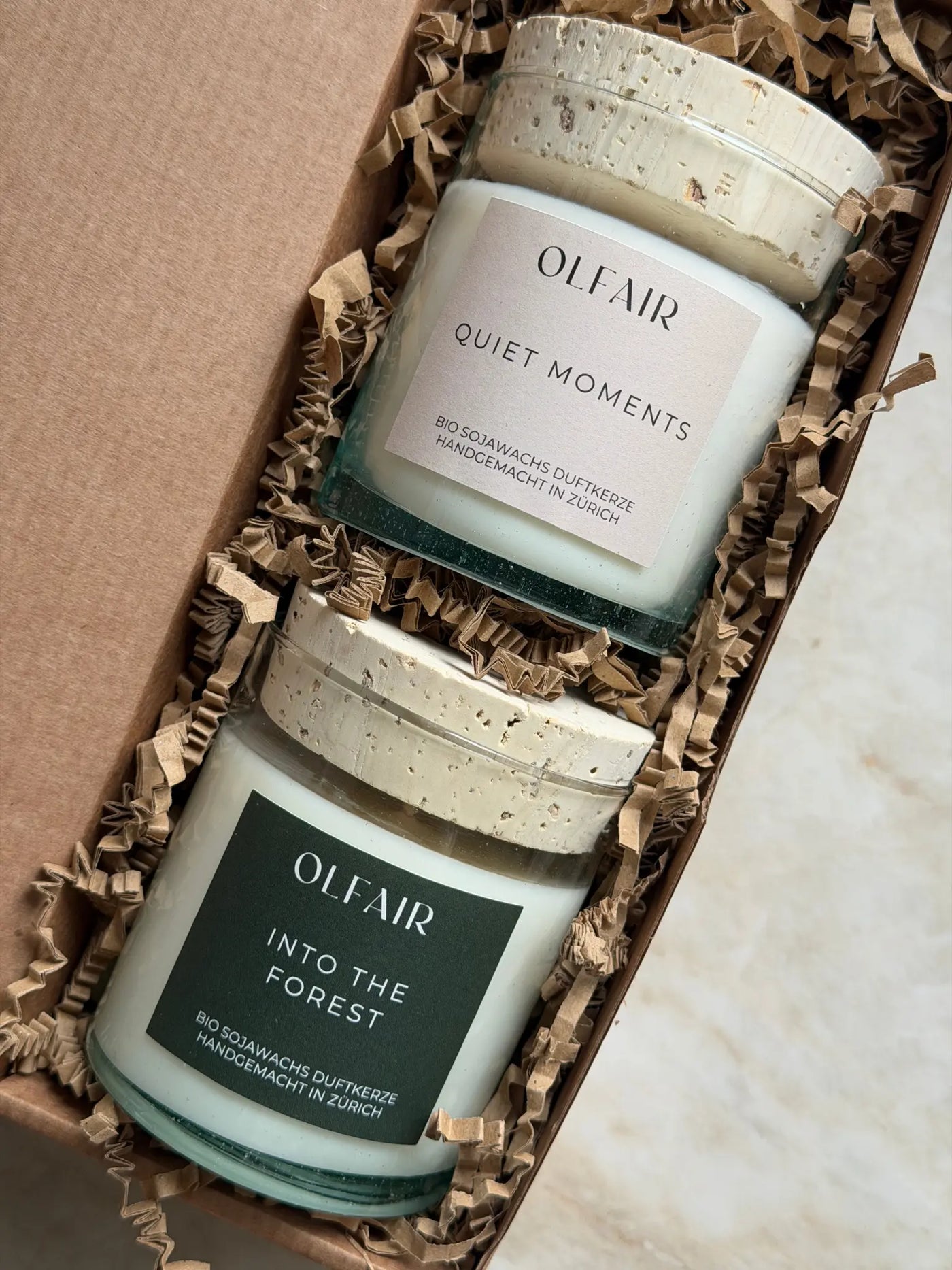 Duftkerzen Set Duo in einer Geschenkbox auf einem Marmor Hintergrund.
