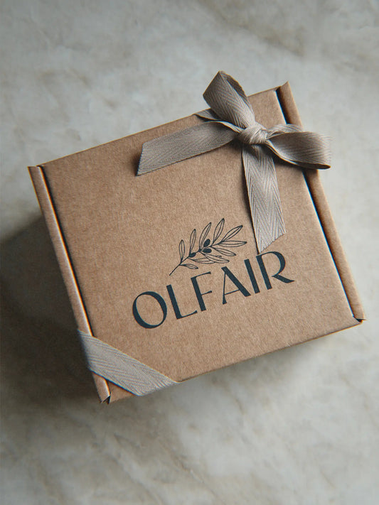 Geschenkbox von oben auf einem Marmor Hintergrund.