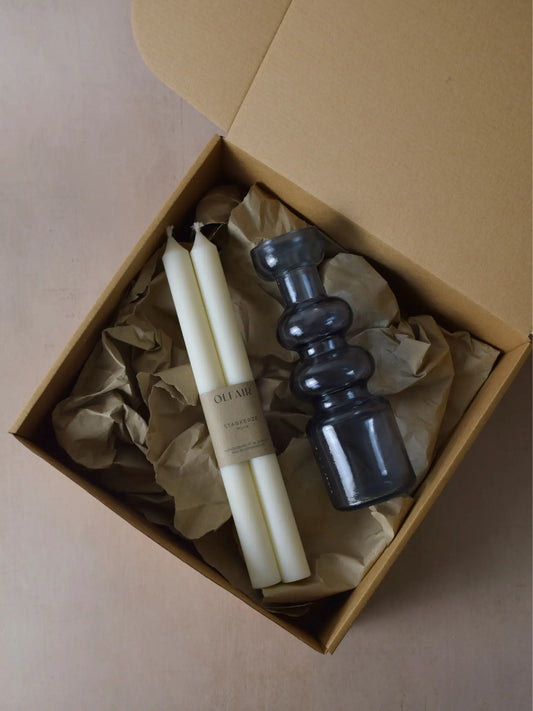 Geschenkset bestehend aus einem 2er-Set glatten Stabkerzen und einem Kerzenhalter in blau aus Recycling-Glas