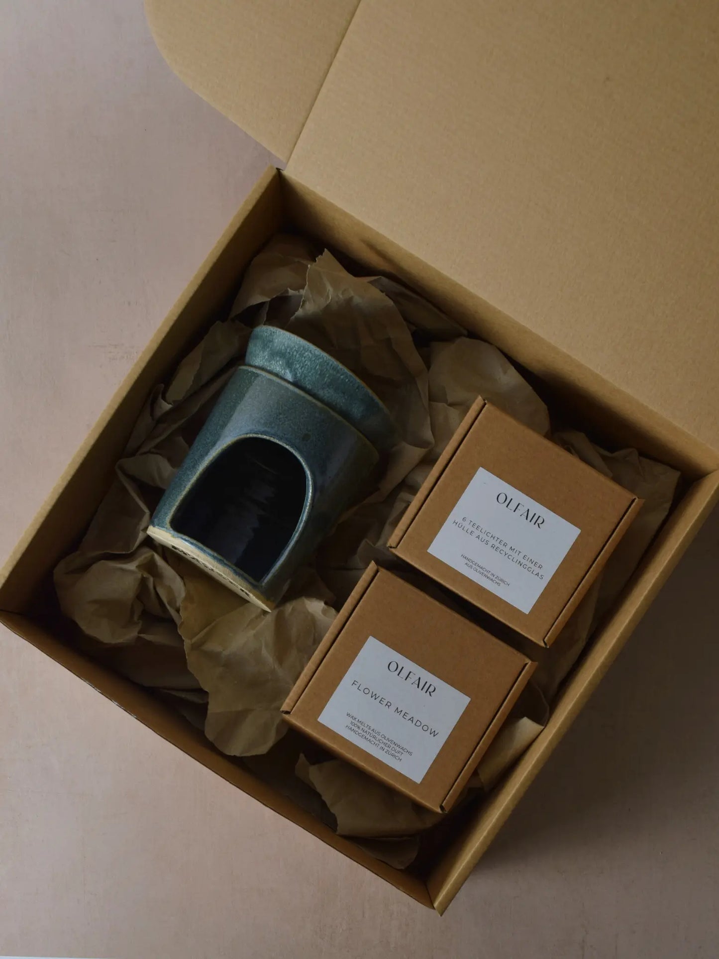 Geschenkset bestehend aus einer Duftlampe in grün, 6 Teelichter inkl. einer Hülle und Duftwachs Flower Meadow.