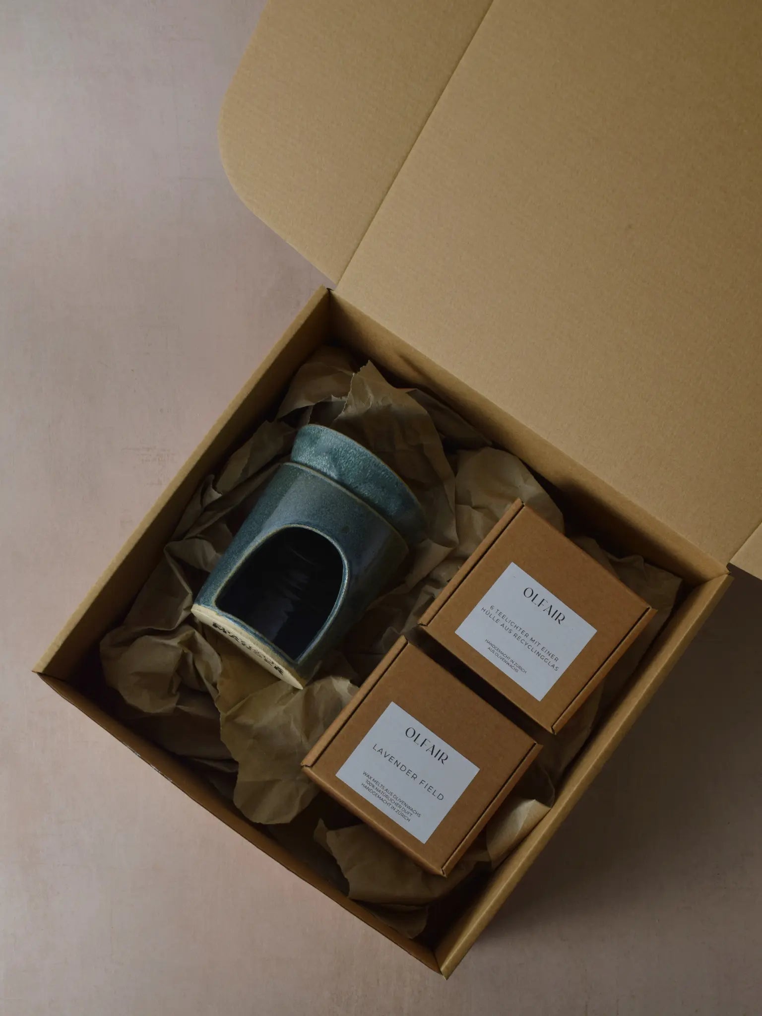Geschenkset bestehend aus einer Duftlampe in grün, 6 Teelichter inkl. einer Hülle und Duftwachs Lavender Field. 
