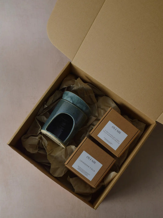 Geschenkset bestehend aus einer Duftlampe in grün, 6 Teelichter inkl. einer Hülle und Duftwachs Lavender Field. 