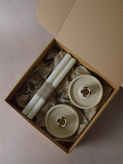Geschenkset bestehend aus einem 2er-Set Stabkerzen mit kleinen Rillen und zwei Kerzenhaltern aus Keramik schwarz/weiss gestreift.