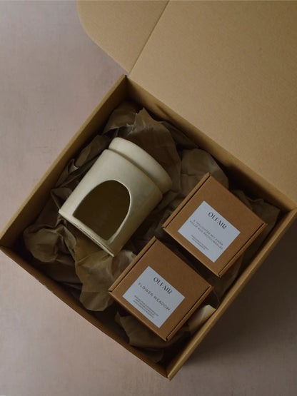 Geschenkset bestehend aus einer Duftlampe in weiss, 6 Teelichter inkl. einer Hülle und Duftwachs Flower Meadow.