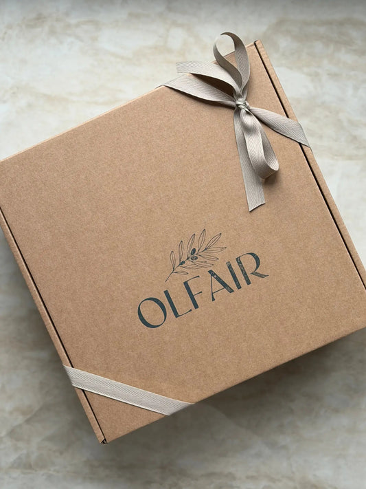 Geschenkset Verpackung aus Karton mit Olfair Stempel und brauner Schleife.