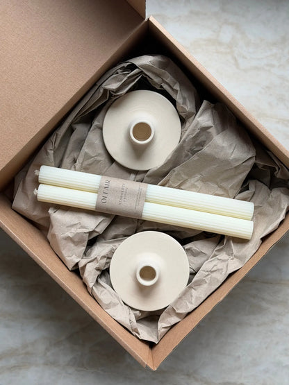 Geschenkset bestehend aus einem 2er-Set fein gerillter Stabkerzen und zwei Kerzenhalter aus Keramik.