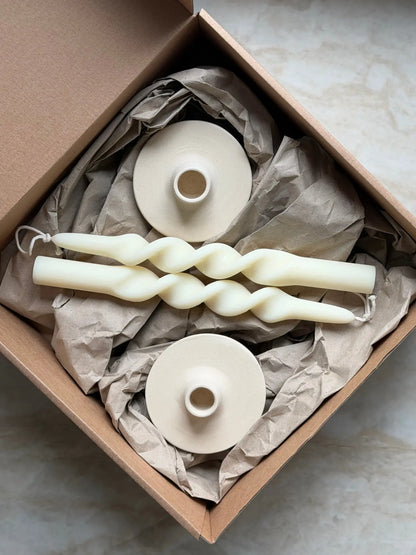 Geschenkset bestehend aus einem 2er-Set kurze, gedrehte Stabkerzen und zwei Kerzenhalter aus Keramik.