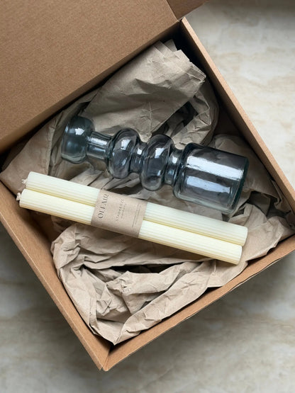 Geschenkset bestehend aus einem 2er-Set Stabkerzen mit leichten Rillen und einem Kerzenhalter in blau aus Recycling-Glas