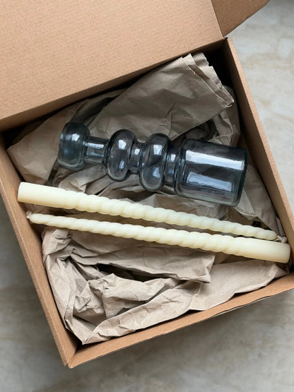 Geschenkset bestehend aus einem 2er-Set gedrehten, langen Stabkerzen und einem Kerzenhalter in blau aus Recycling-Glas