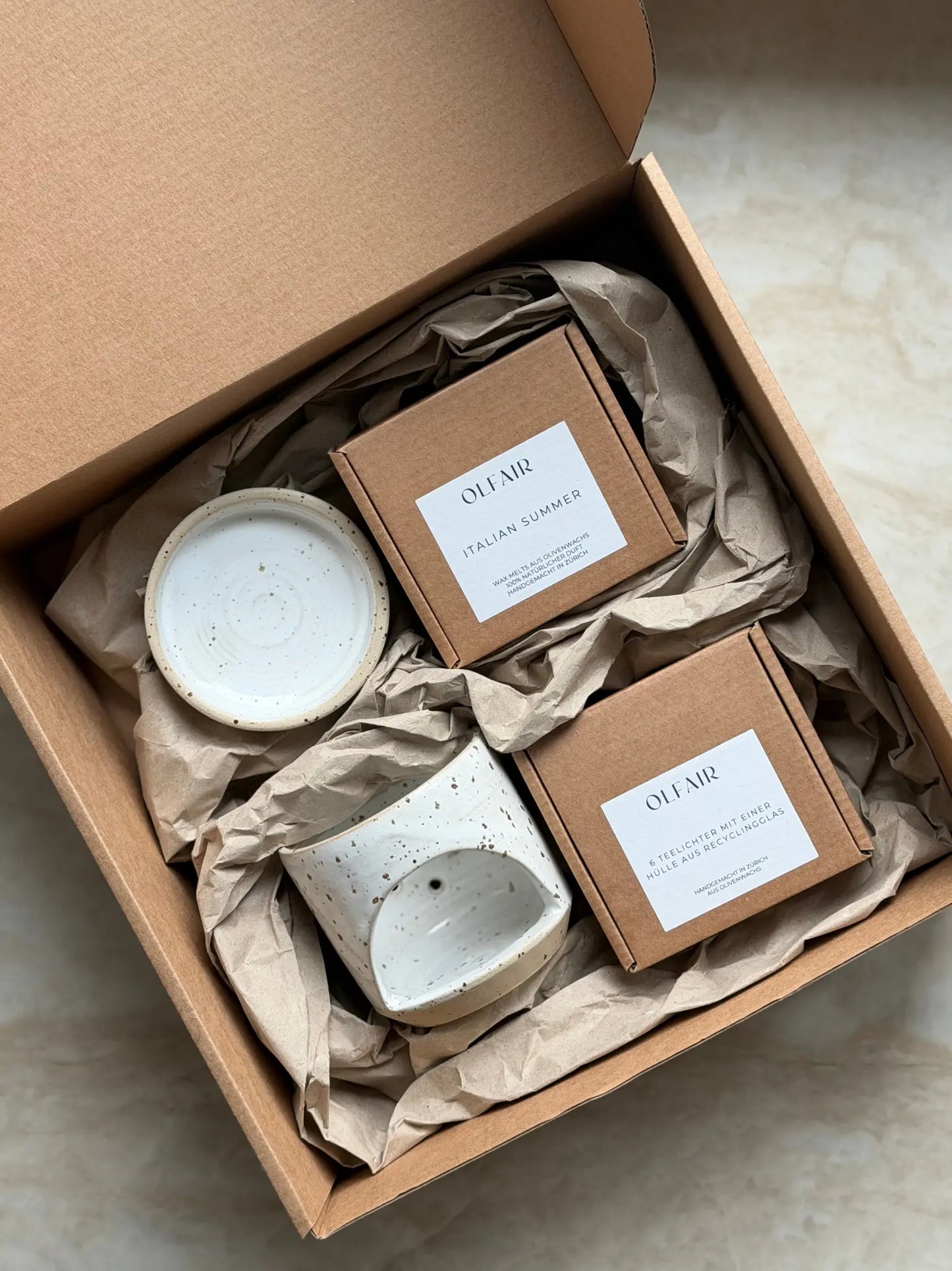 Geschenkset mit einer handgemachten Keramik Duftlampe, eine Schachtel mit Duftwachs Italian Summer und 6 Teelichtern.