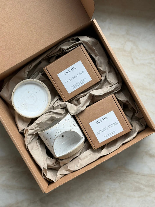 Geschenkset mit einer handgemachten Keramik Duftlampe, eine Schachtel mit Duftwachs Lavender Field und 6 Teelichtern.