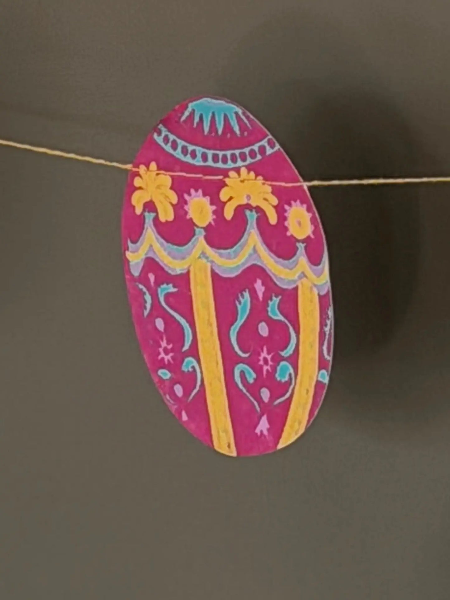 Nahaufnahme eines Ostereis an einer Girlande