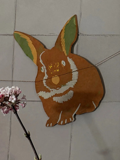 Nahaufname eines Häschen einer Ostergirlande.