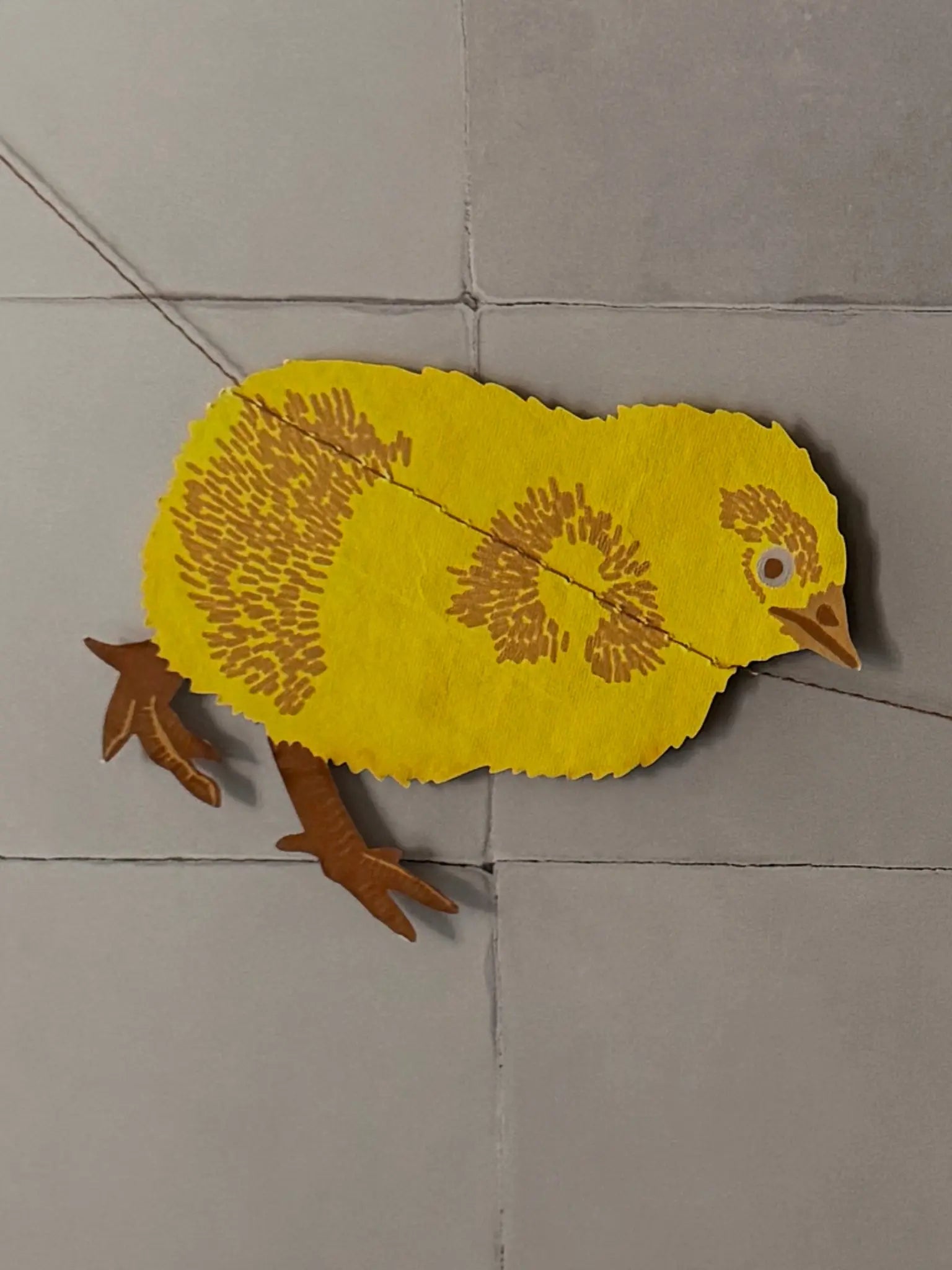 Nahaufname eines Küken einer Ostergirlande.