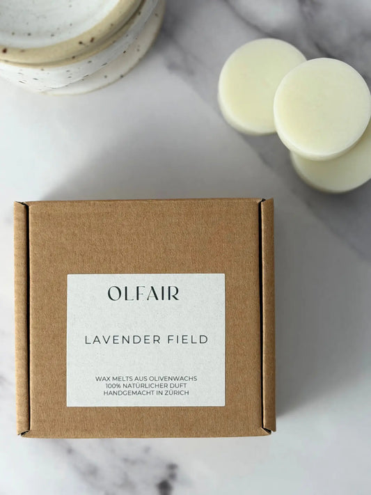 Lavender Field Duftwachs auf einem Marmor Hintergrund