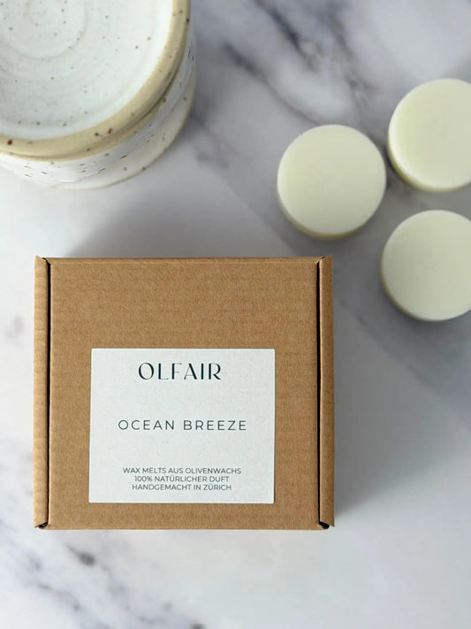 Ocean Breeze Duftwachs auf einem Marmor Hintergrund