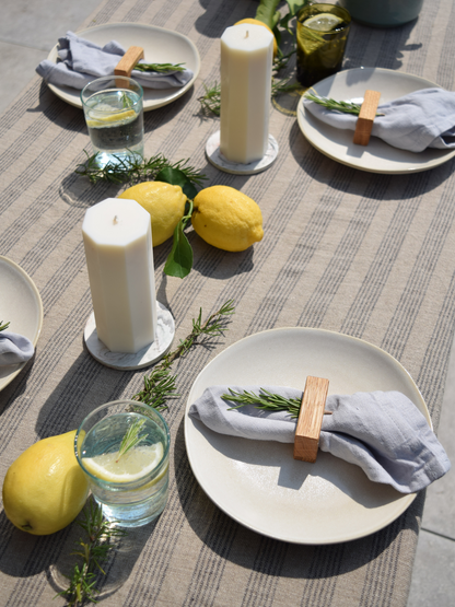 Achteckige Kerzen auf einem sommerlich gedeckten Tisch