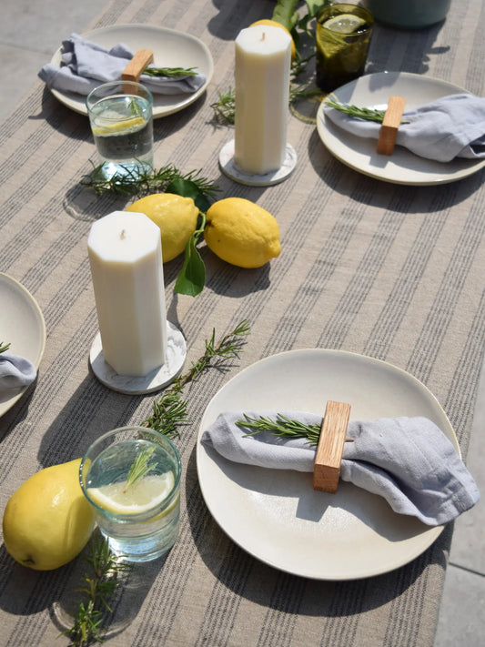 Achteckige Kerzen auf einem sommerlich gedeckten Tisch